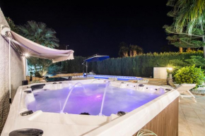 Villa which swimming pool & jacuzzi xxl